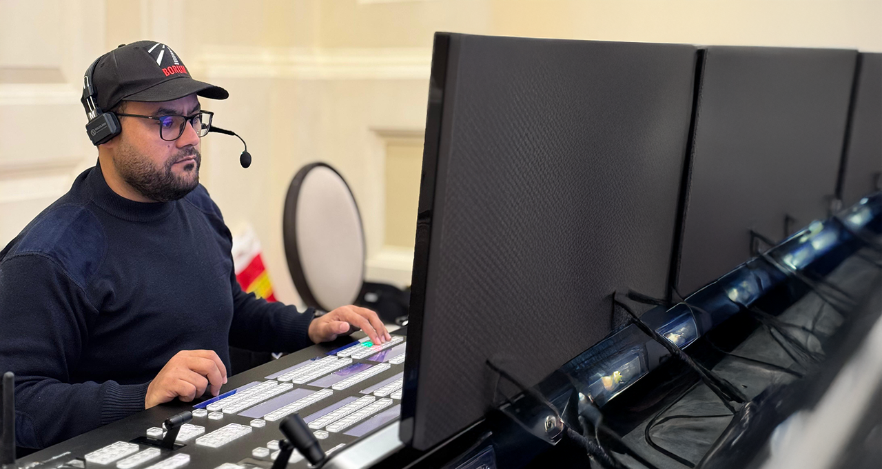 الفريق أثناء إعداد البث المباشر